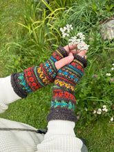 Load image into Gallery viewer, Nyhaven Mitt - Sisu Pattern