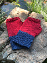 Load image into Gallery viewer, Garter Cuff Mitt - Sisu Patterns