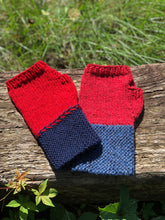 Load image into Gallery viewer, Garter Cuff Mitt - Sisu Patterns