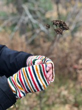 Load image into Gallery viewer, Hand Socks - Sisu Pattern