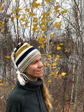 Load image into Gallery viewer, Hudson Bay Toque Sisu Pattern