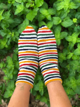 Load image into Gallery viewer, Hand Socks - Sisu Pattern