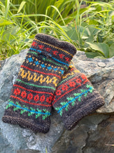 Load image into Gallery viewer, Nyhaven Mitt - Sisu Pattern
