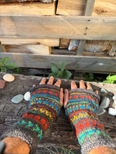 Load image into Gallery viewer, Nyhaven Mitt - Sisu Pattern
