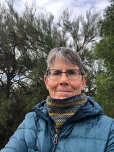 Load image into Gallery viewer, Linen Stitch Cowl - Sisu Pattern
