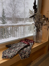 Load image into Gallery viewer, Snow Day Mitten Pattern - Sisu Pattern
